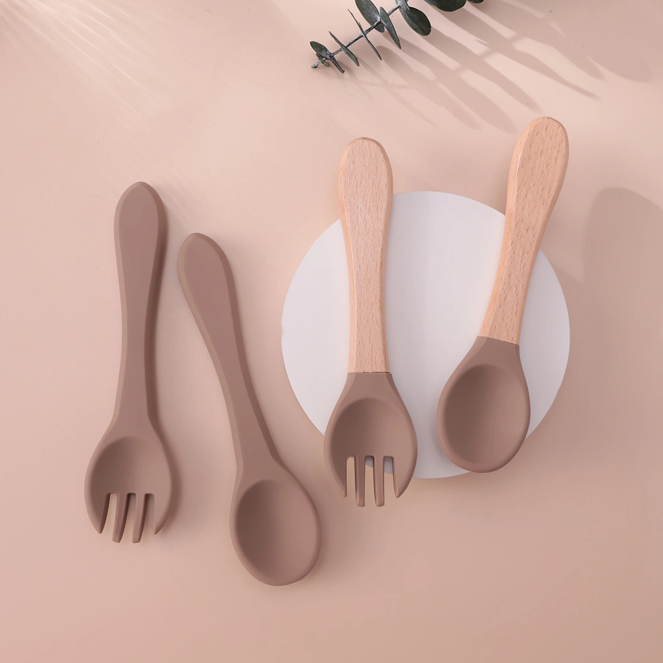 Ensemble de 4 cuillères et fourchettes en silicone Color Kids, sans BPA, avec manches en bois, pour l'apprentissage de l'alimentation des bébés et des nouveau-nés. Accessoires pour nourrissons et nouveau-nés.