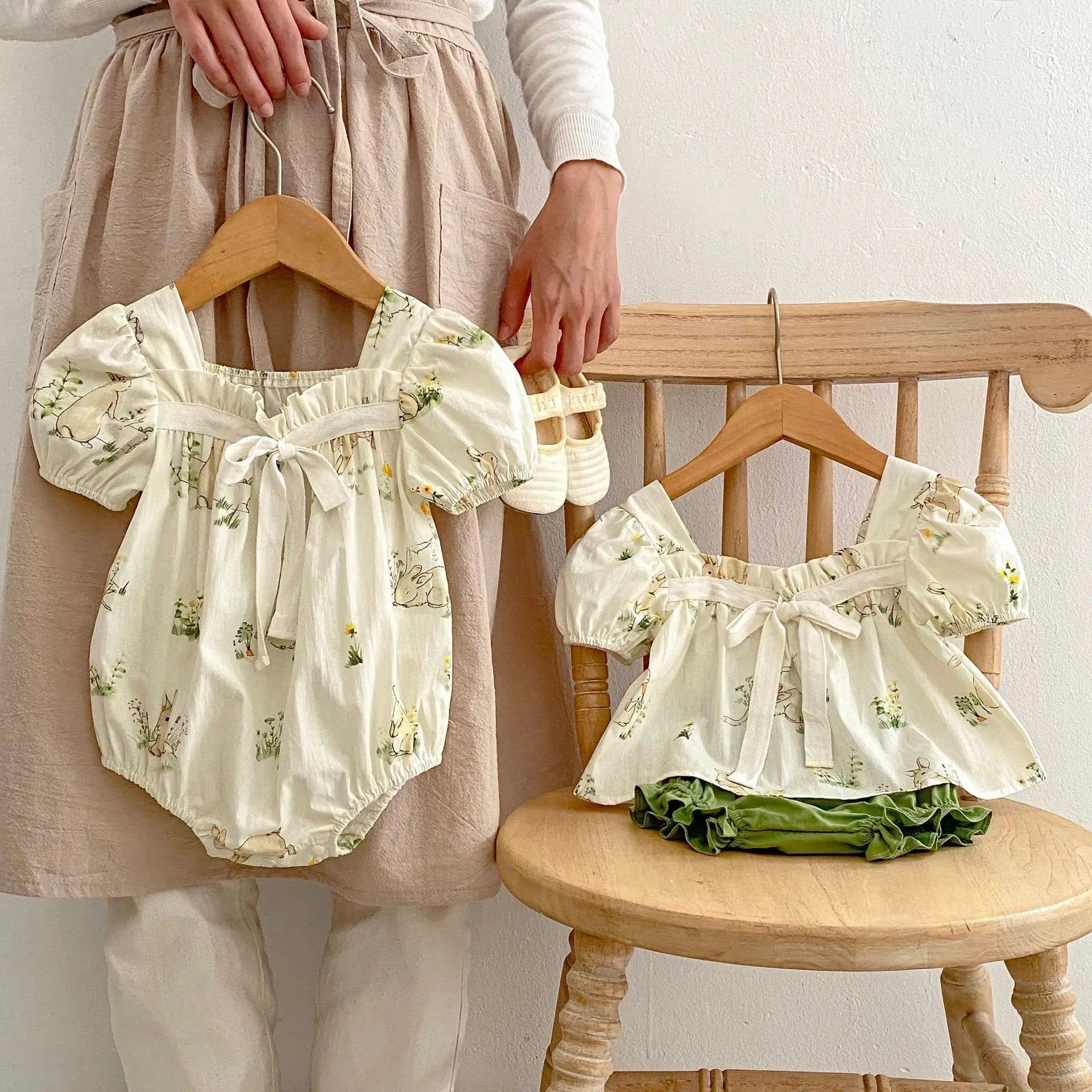 Ensemble 2 pièces « Ma sœur et moi » pour nouveau-né : body ou vêtement princesse à manches bouffantes et imprimé lapin, avec nœud, en pur coton pour bébé fille.