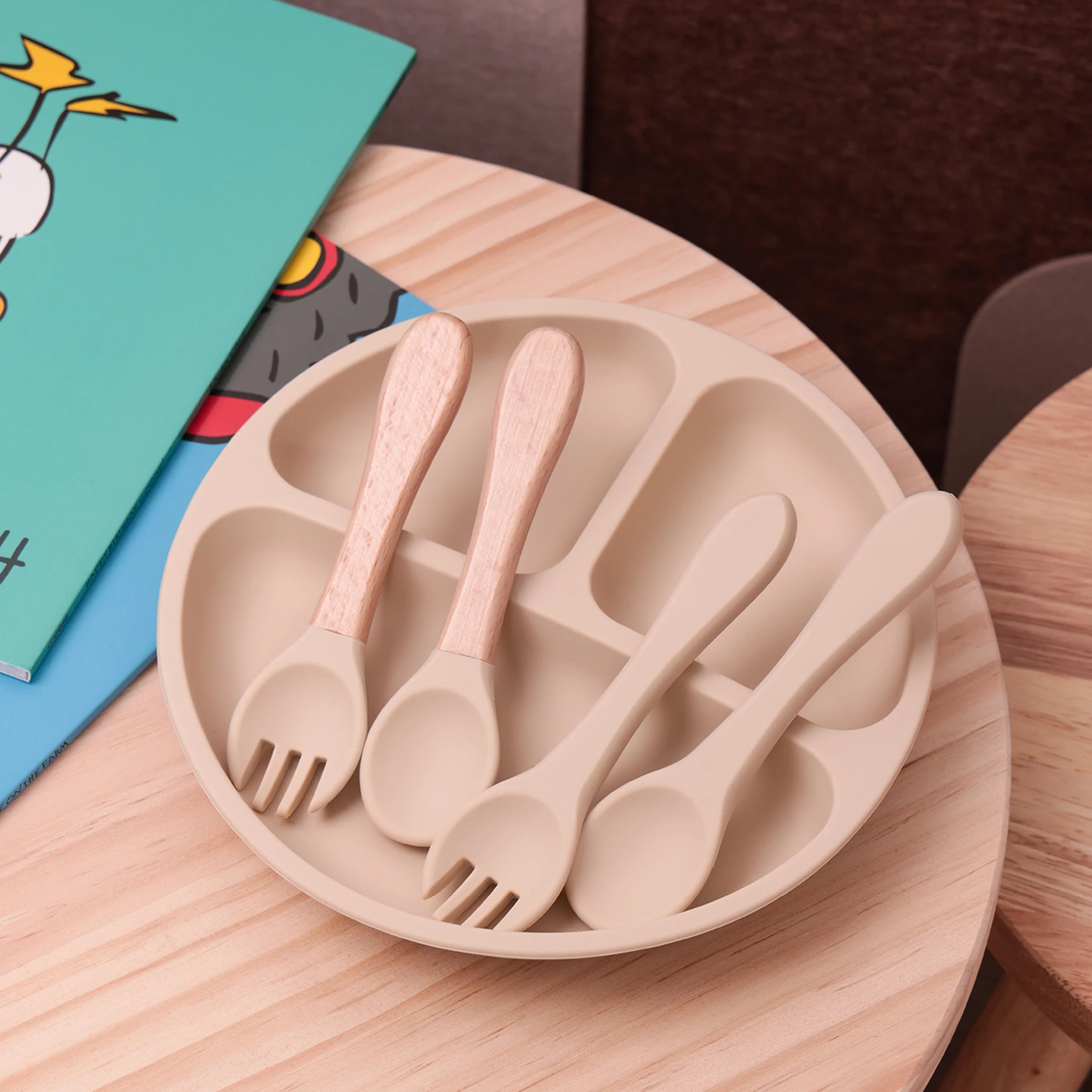 Ensemble de 4 cuillères et fourchettes en silicone Color Kids, sans BPA, avec manches en bois, pour l'apprentissage de l'alimentation des bébés et des nouveau-nés. Accessoires pour nourrissons et nouveau-nés.