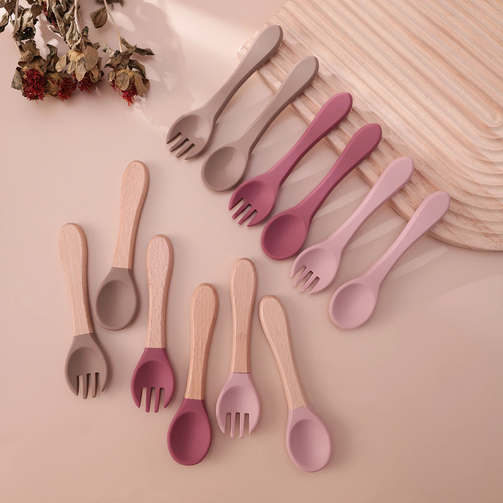 Ensemble de 4 cuillères et fourchettes en silicone Color Kids, sans BPA, avec manches en bois, pour l'apprentissage de l'alimentation des bébés et des nouveau-nés. Accessoires pour nourrissons et nouveau-nés.