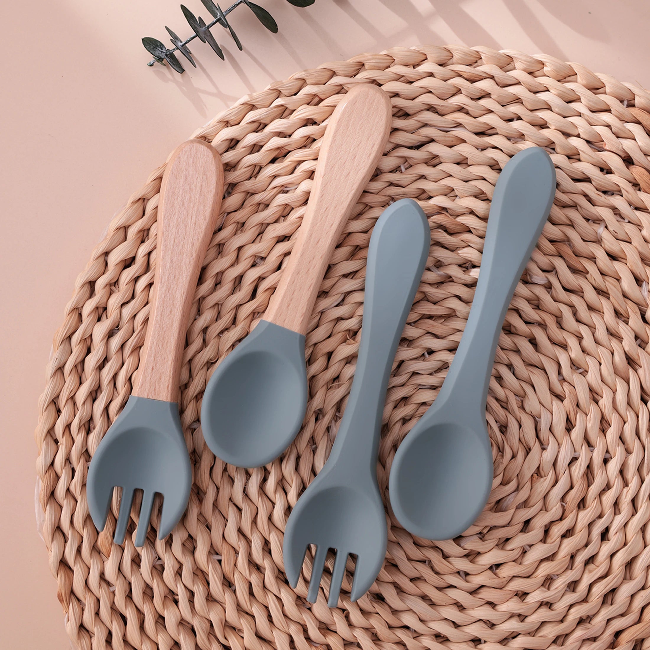 Ensemble de 4 cuillères et fourchettes en silicone Color Kids, sans BPA, avec manches en bois, pour l'apprentissage de l'alimentation des bébés et des nouveau-nés. Accessoires pour nourrissons et nouveau-nés.