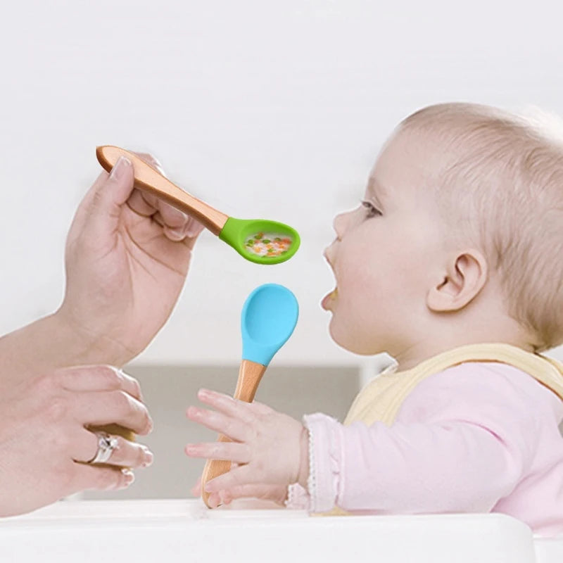 Ensemble de 2 cuillères et fourchettes en silicone pour bébé avec manche en bois - Accessoires d'alimentation pour nourrissons et tout-petits.