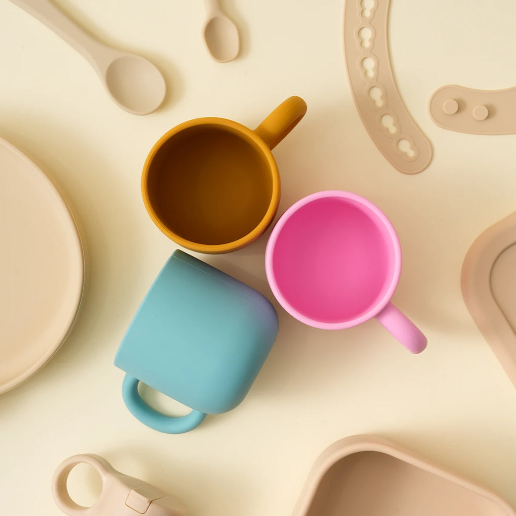 Gobelet d'alimentation pour bébé en silicone Color Kids (1 pièce), avec poignée unique, sans BPA, couleur unie, idéal comme cadeau de naissance.