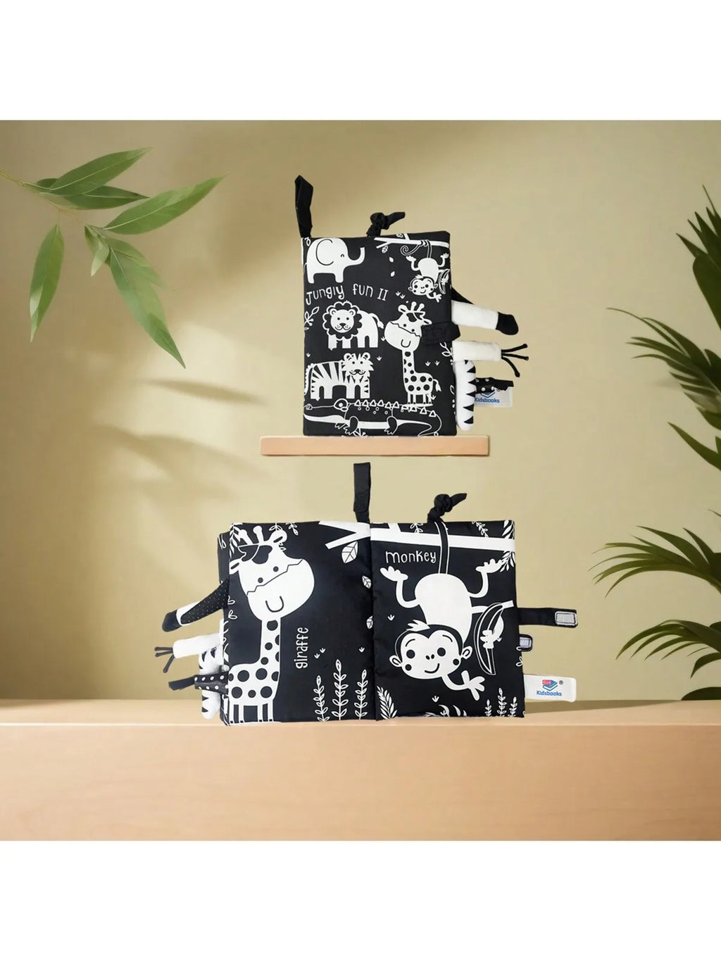 Livre en tissu résistant aux déchirures, avec des animaux noirs et blancs, pour l'éveil des tout-petits et l'apprentissage précoce des sons. Jouet interactif parent-enfant.