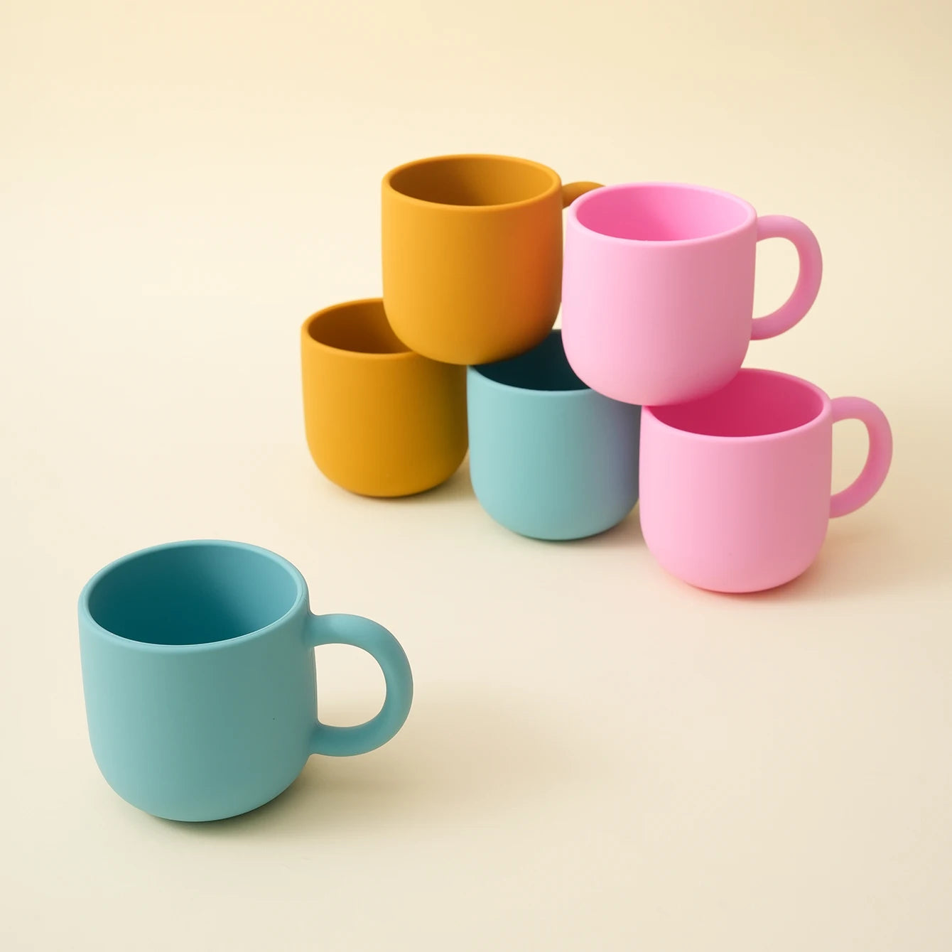 Gobelet d'alimentation pour bébé en silicone Color Kids (1 pièce), avec poignée unique, sans BPA, couleur unie, idéal comme cadeau de naissance.